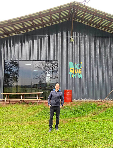 Gilson em frente à fábrica da Biciquetinha em Pinhalzinho