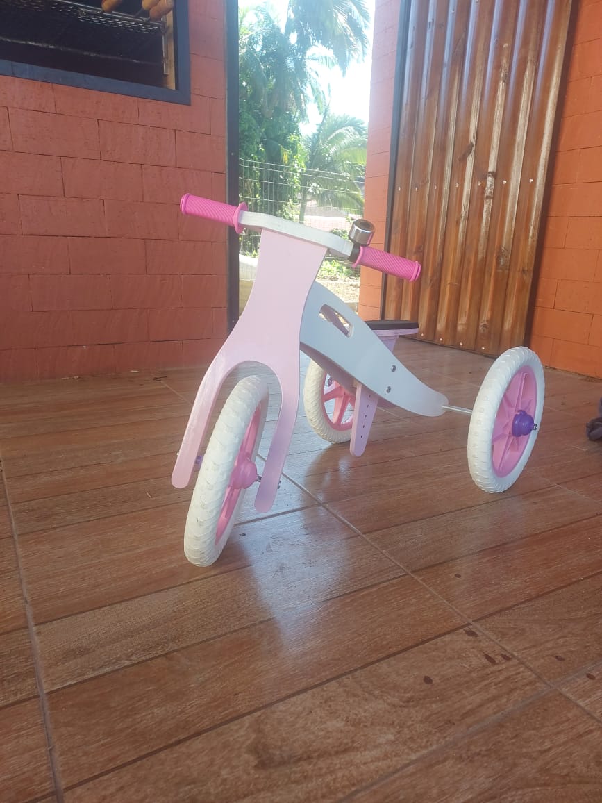 Depoimento do Jozemar: Biciquetinha de madeira pintada de rosa montada na varanda