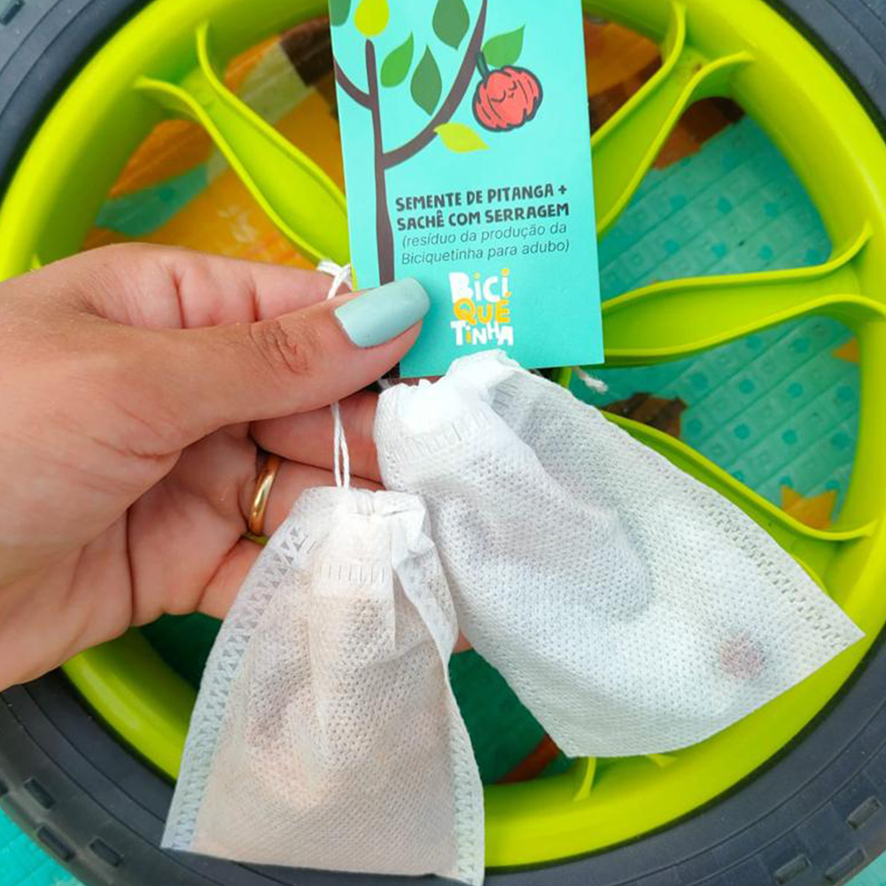 Semente de pitanga e sachê com serragem da produção da Biciquetinha, que acompanham o kit para o plantio com a criança