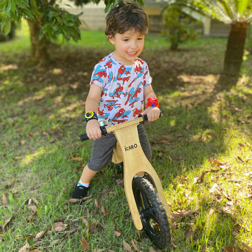 Criança usando a bicicleta com o nome Ícaro gravado no garfo