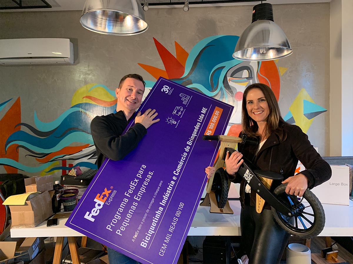 Fundadores da Biciquetinha com o cheque do Programa FedEx para Pequenas Empresas