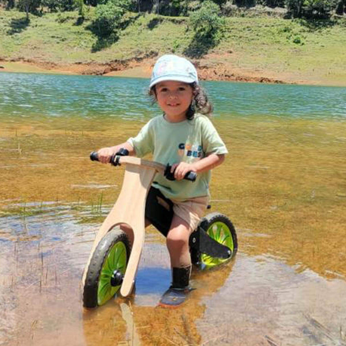 Filho da Pamella andando de Biciquetinha na beira da represa