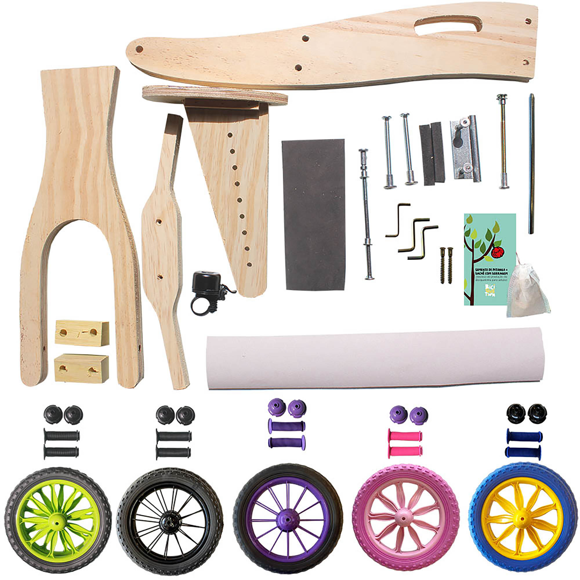 Flat lay do kit completo: peças de madeira, rodas coloridas, lixa, parafusos, chaves allen, semente de pitanga e sachê com serragem