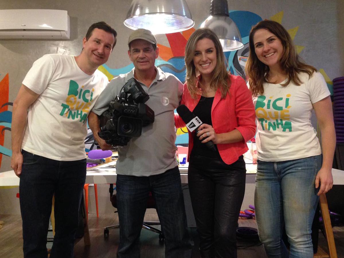 Equipe da Biciquetinha com repórter e cinegrafista da NSC TV na oficina