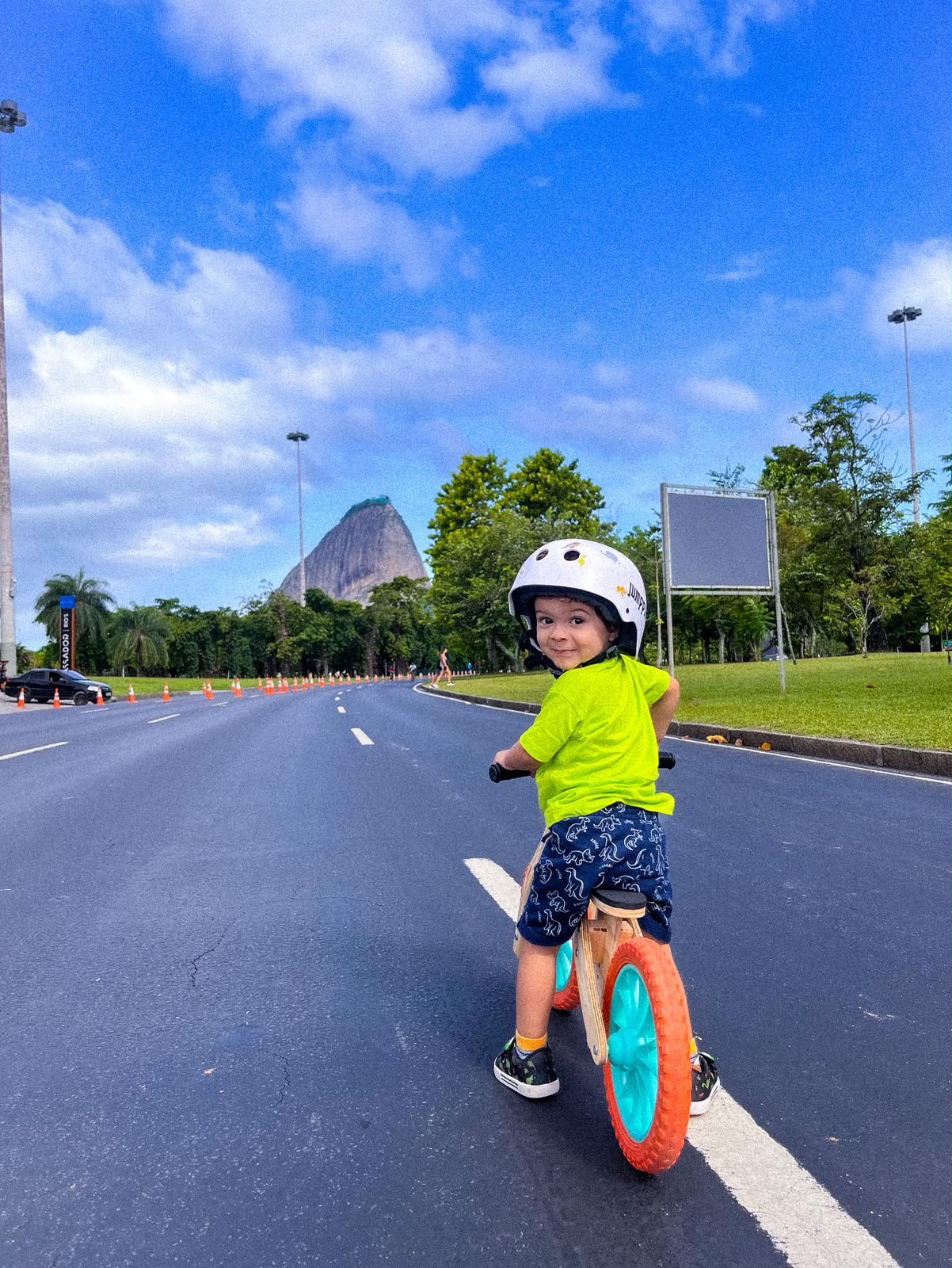 Depoimento da Mayara: o Bento andando de Biciquetinha no Aterro do Flamengo, no Rio de Janeiro